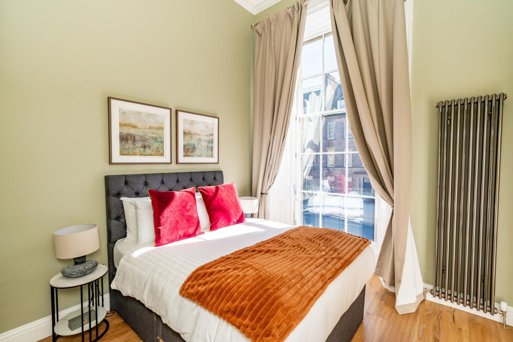 Dragon Suites Luxury Apartments At 9 Albyn Place Edinburgh Exterior photo